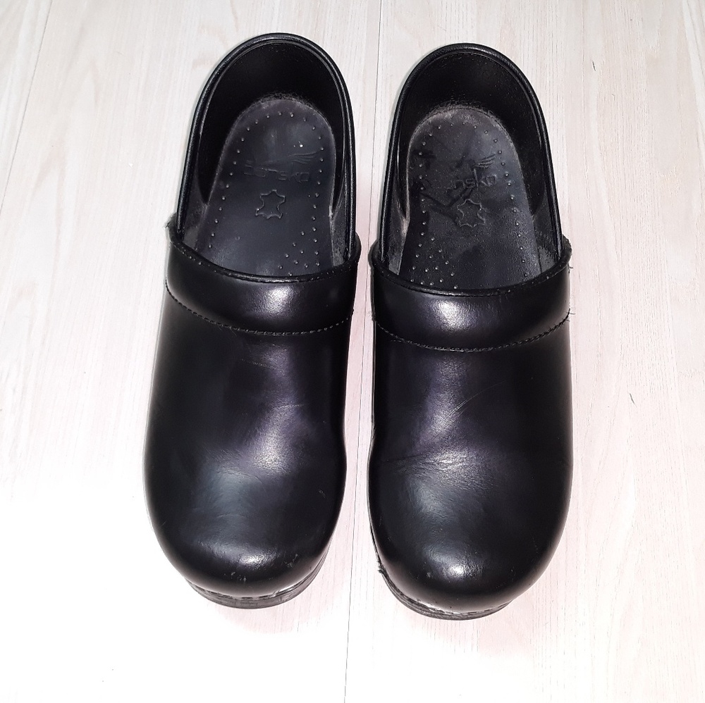 Dansko black leather clogs sz 8